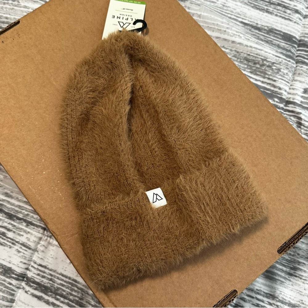 NWT Honey beige Alpine Designs Fuzzy ribbed beanie